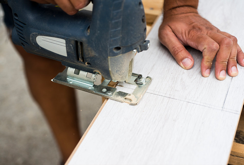 960x650CuttingLaminatefloor.jpg?Revision=gZj1&Timestamp=ZbmxFx