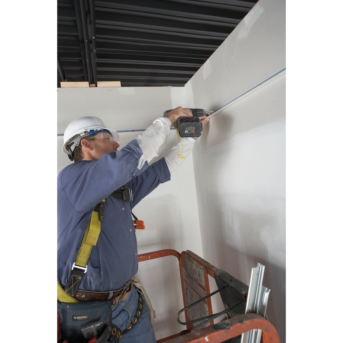 Donn 12 Ft. x 7/8 in. White Steel Ceiling Wall Molding Image 3