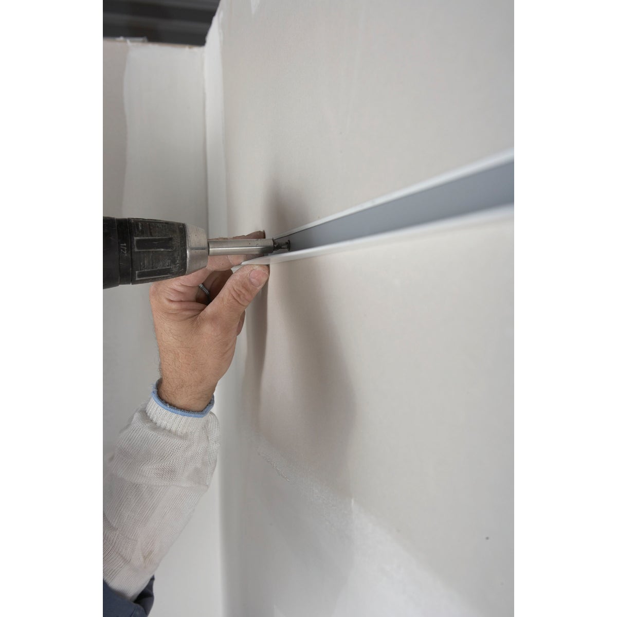 Donn 12 Ft. x 7/8 in. White Steel Ceiling Wall Molding Image 4