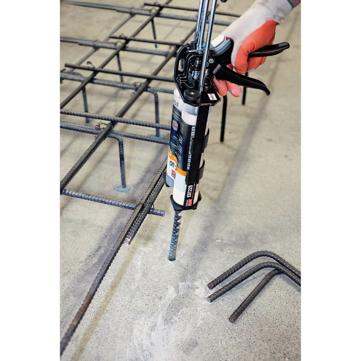 Simpson Strong-Tie 22 Oz. Epoxy Adhesive Cartridge with Nozzle & Extension Image 2