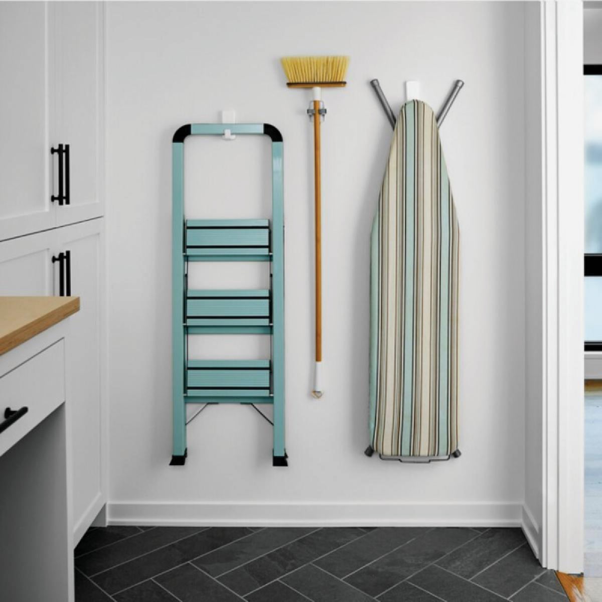 Command Extra Large 10 Lb. Adhesive Hook, White, 1 Hook, 4 Strips Image 4