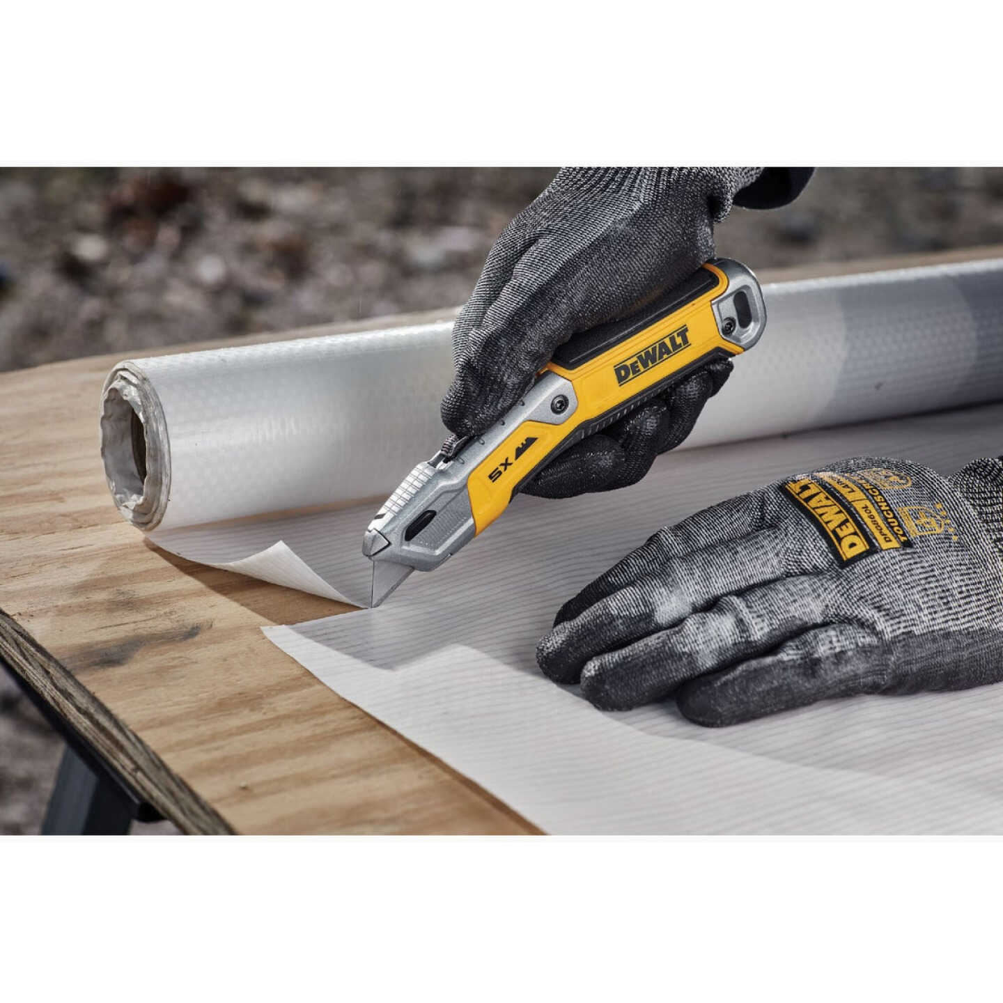 DEWALT Retractable Utility Knife Image 5