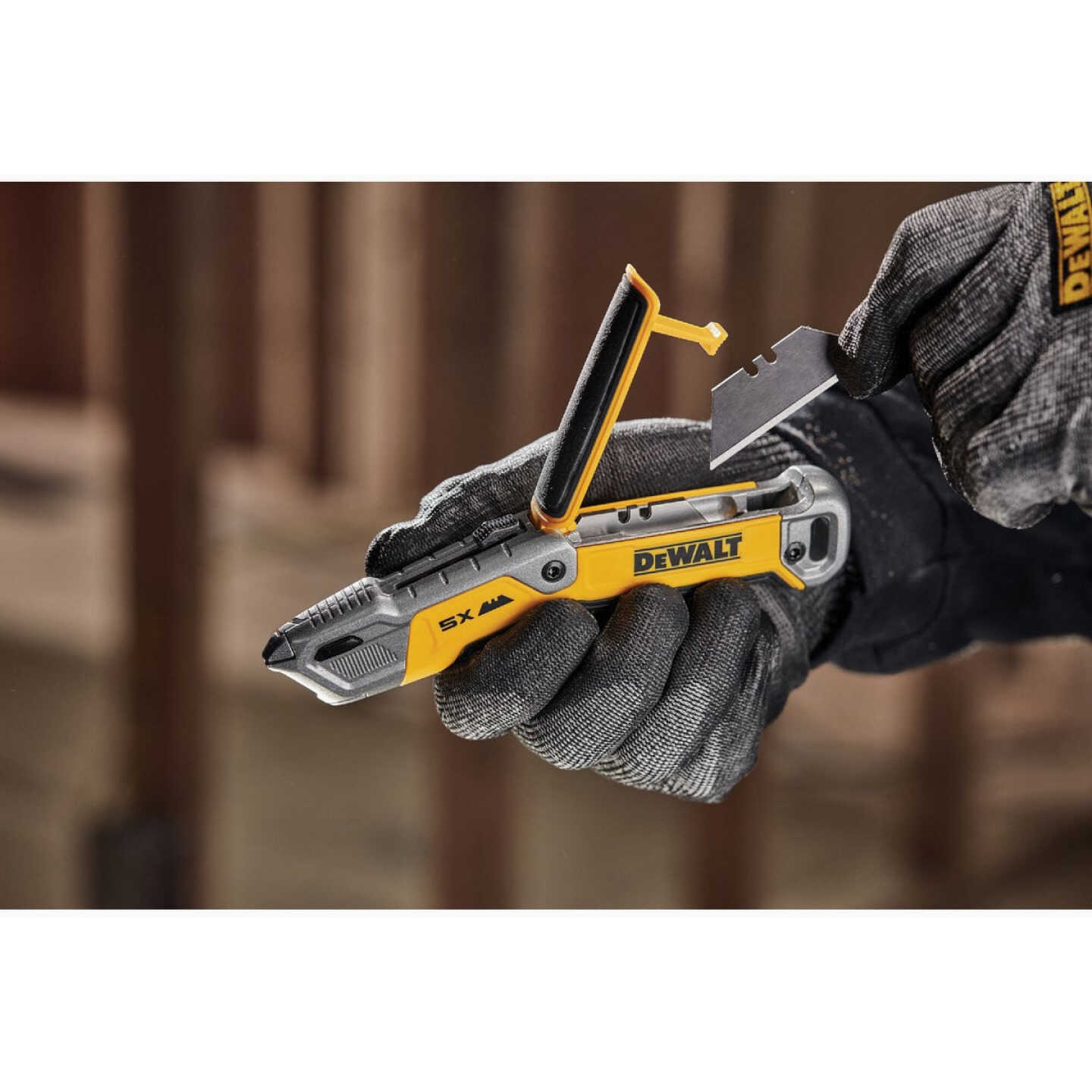 DEWALT Retractable Utility Knife Image 2