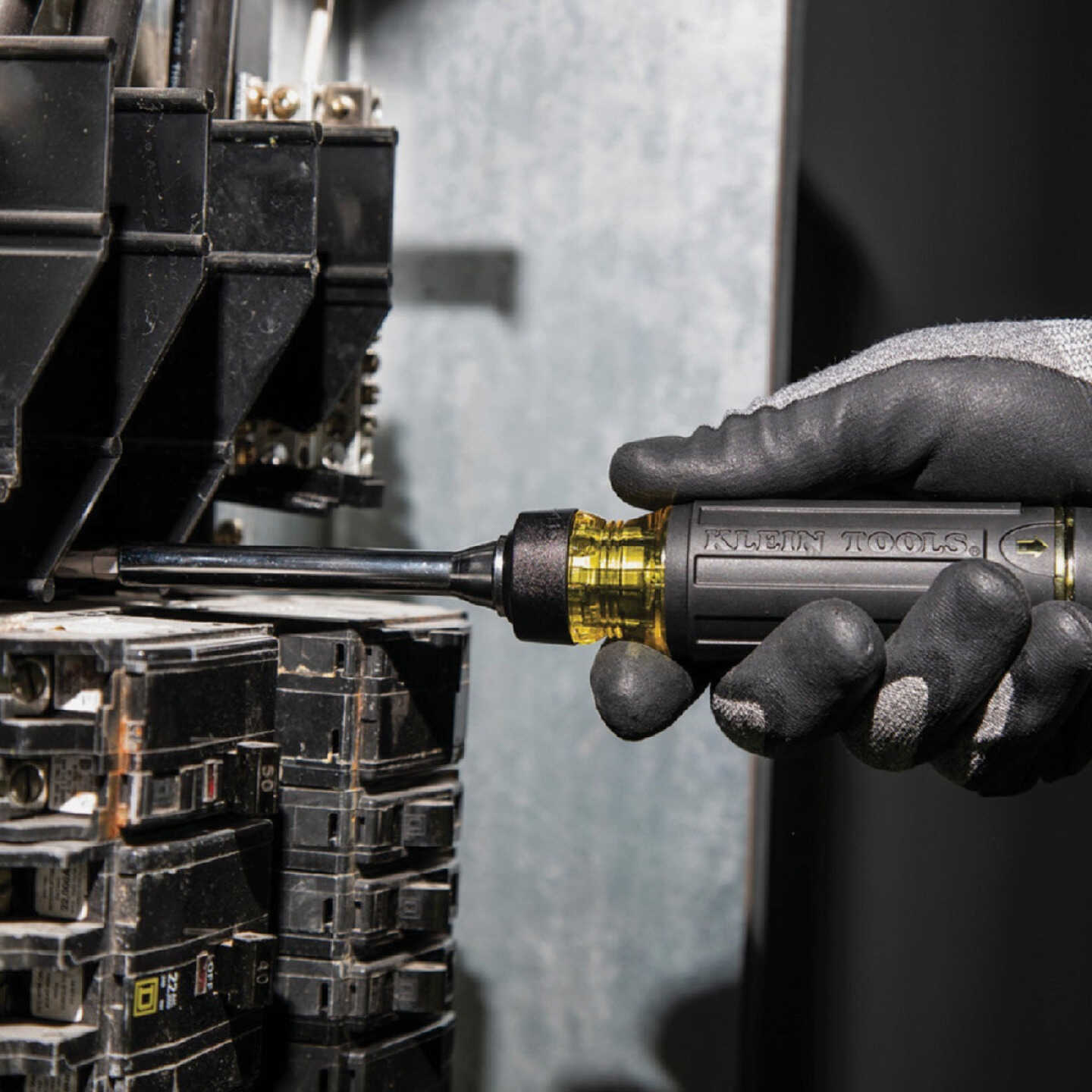 Klein 15-In-1 Multi-Bit Ratcheting Screwdriver/Nut Driver Image 3