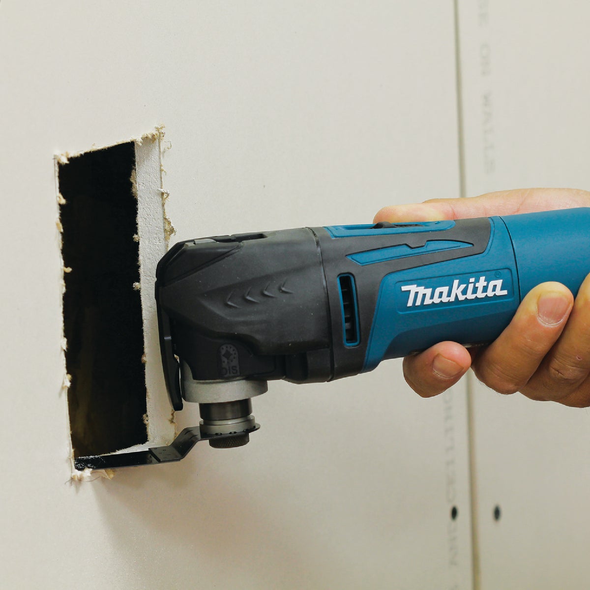 Makita 3-Amp Oscillating Tool Kit Image 4