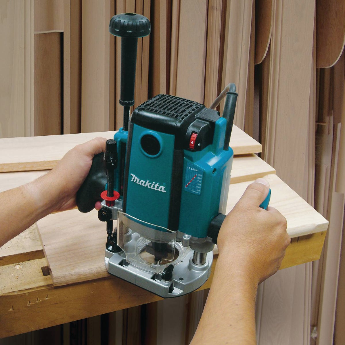 Makita 15-Amp 3.25 HP Plunge Router Image 2