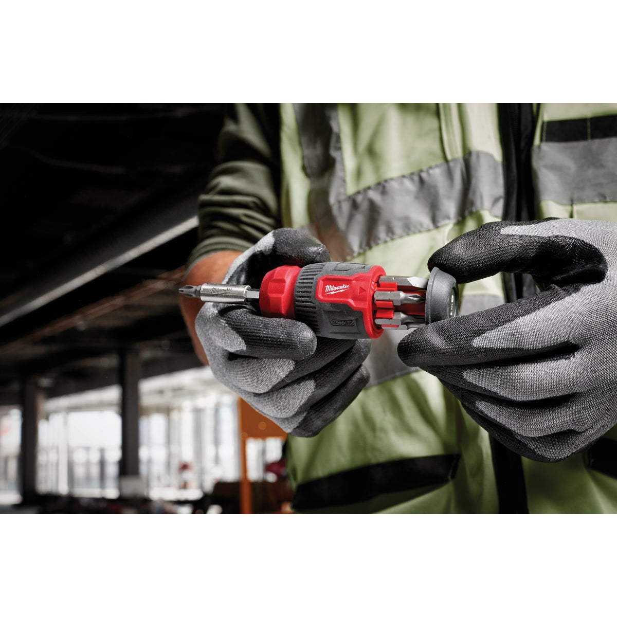 Milwaukee 8-in-1 Compact Multi-Bit Screwdriver Image 4