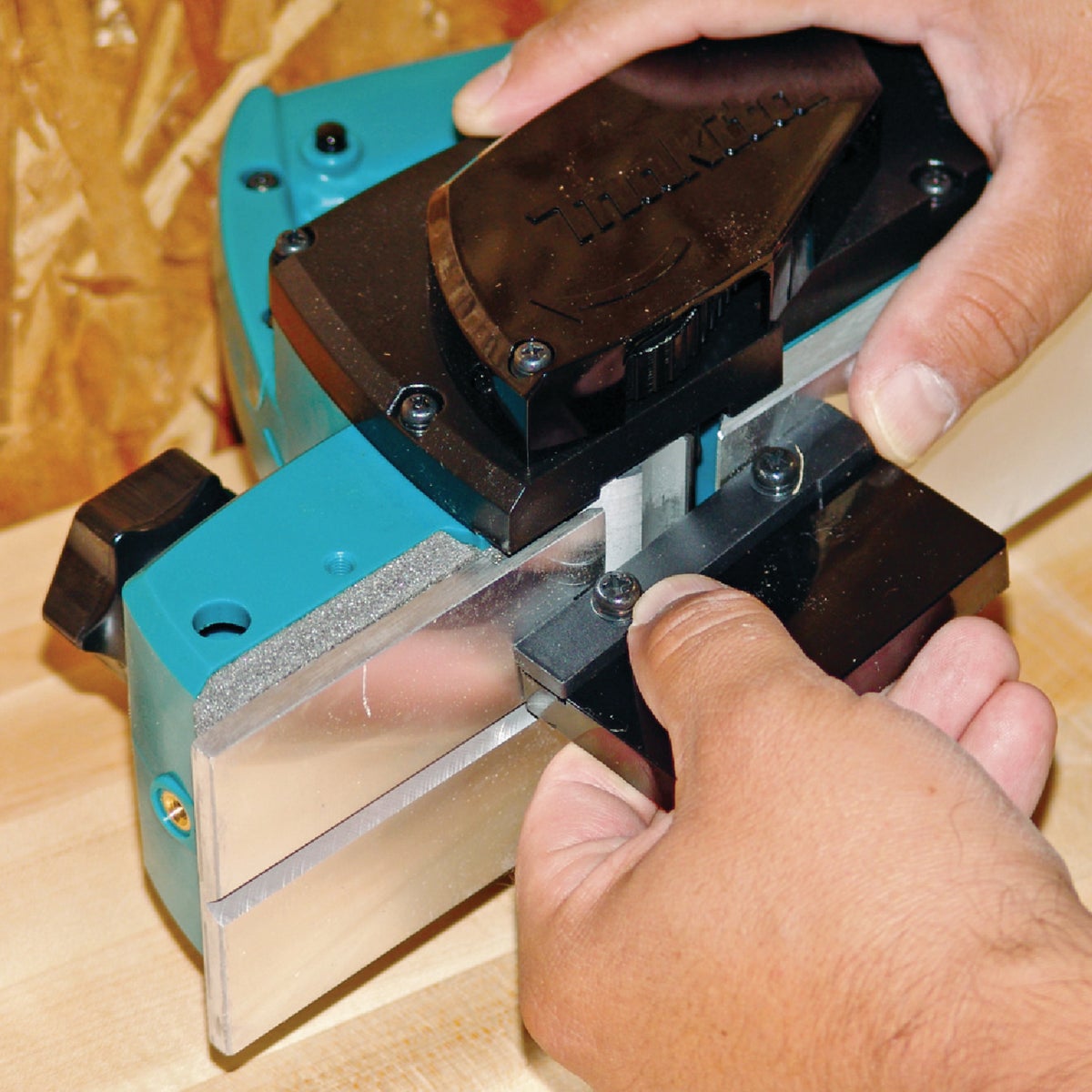 Makita 6.5A 3-1/4 In. 3/32 In. Planing Depth Planer Image 4