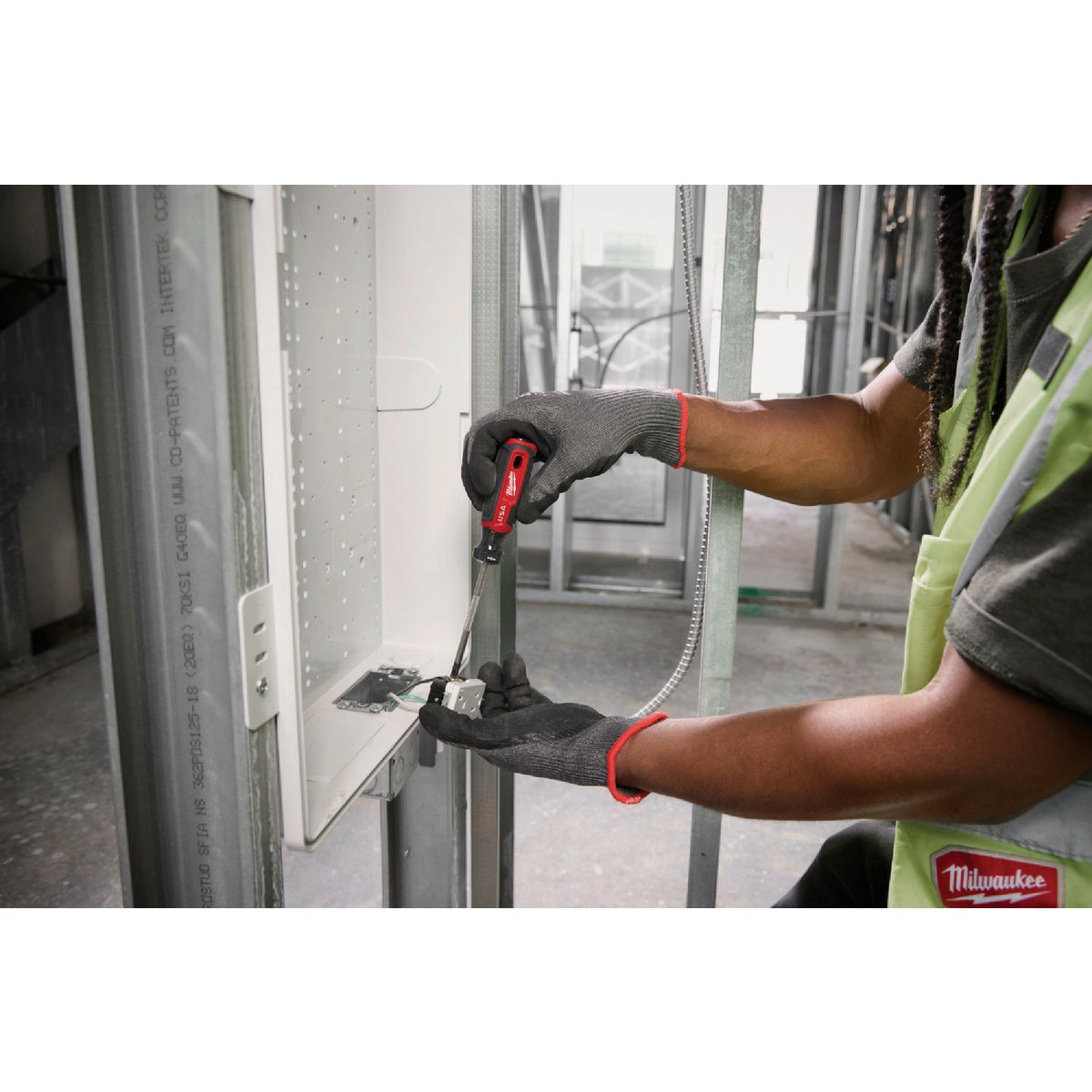 Milwaukee #1 x 4 In. ECX Cushion Grip Screwdriver (USA) Image 5