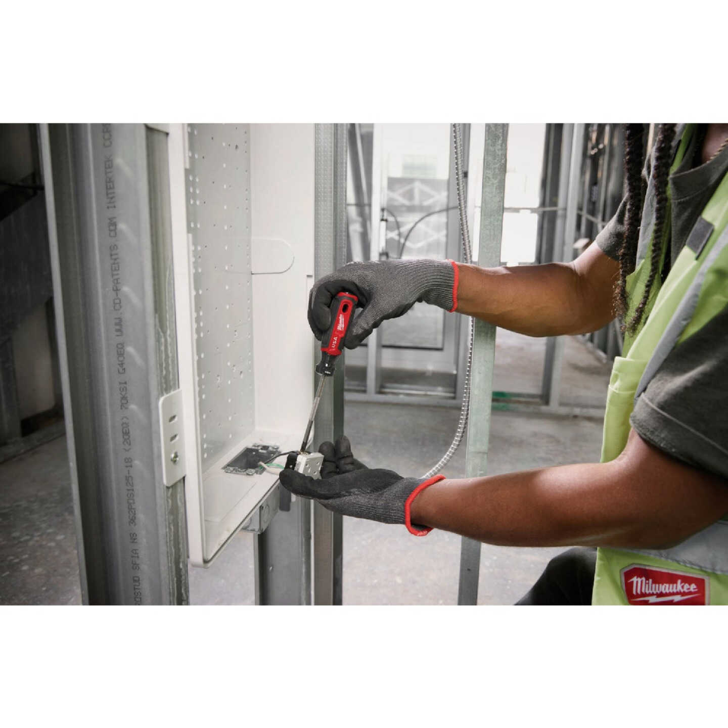 Milwaukee #1 x 4 In. ECX Cushion Grip Screwdriver (USA) Image 5