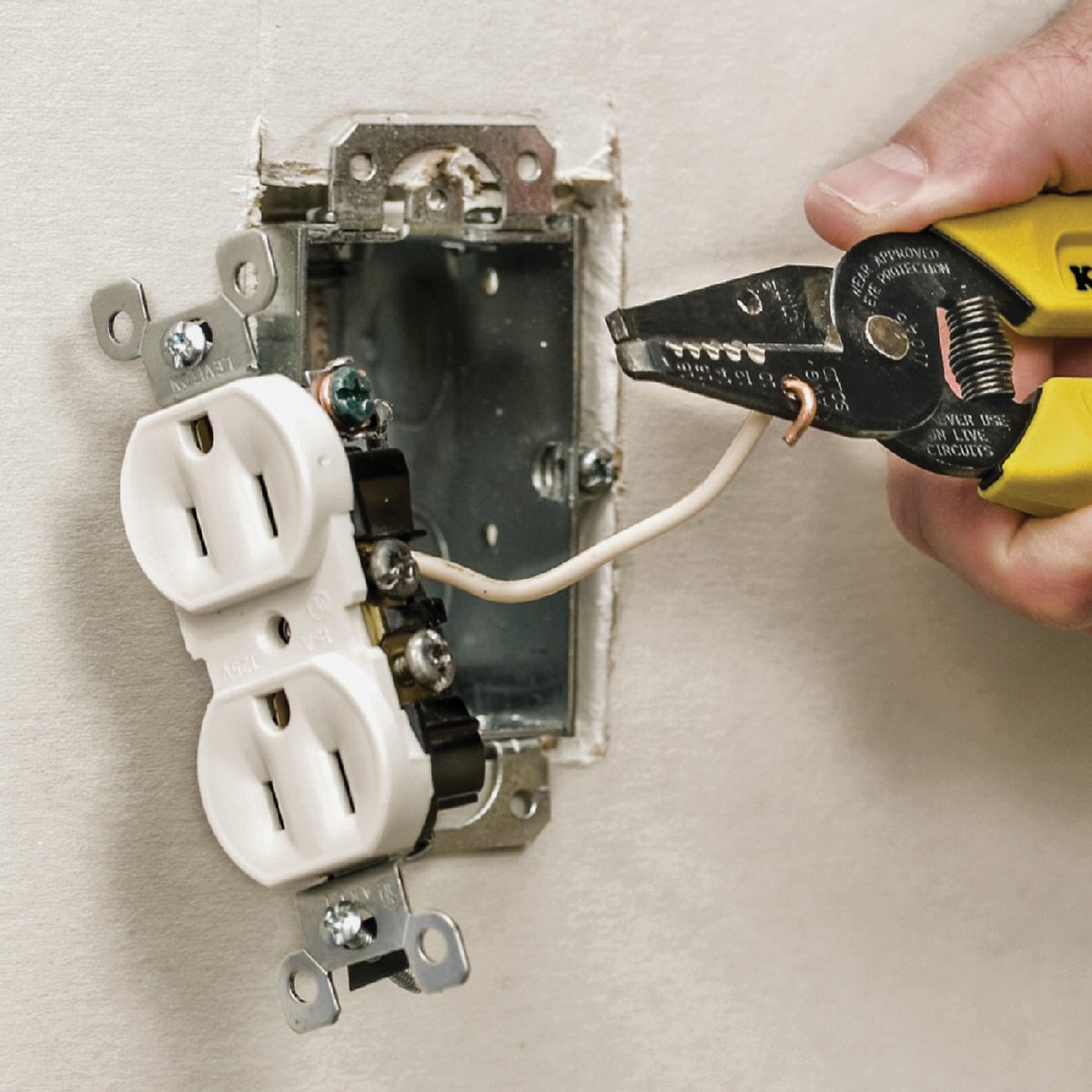 Klein 6 In. 10 AWG to 18 AWG Solid Wire Stripper Image 4