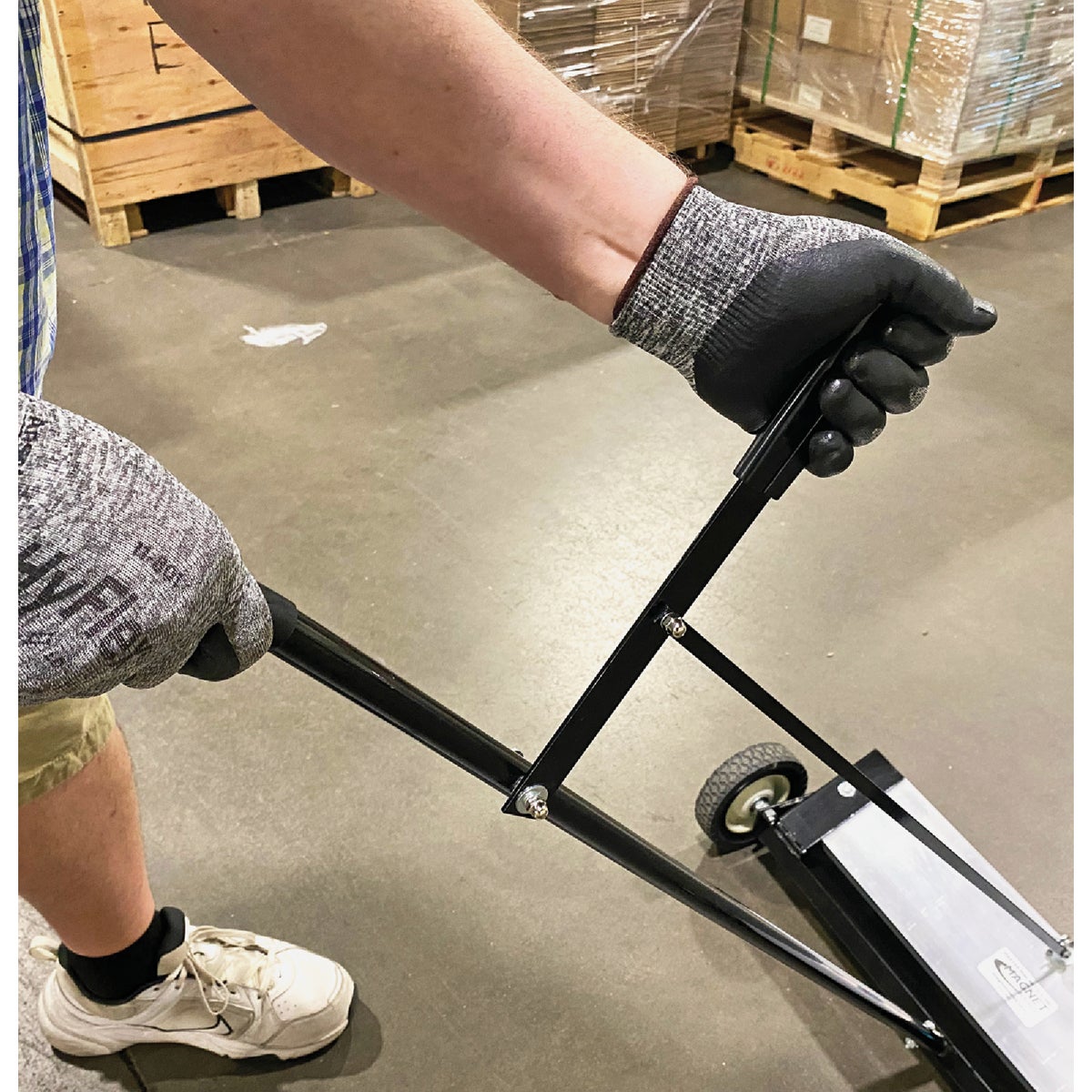 Master Magnetics 24 in. Magnetic Floor Sweeper Image 3