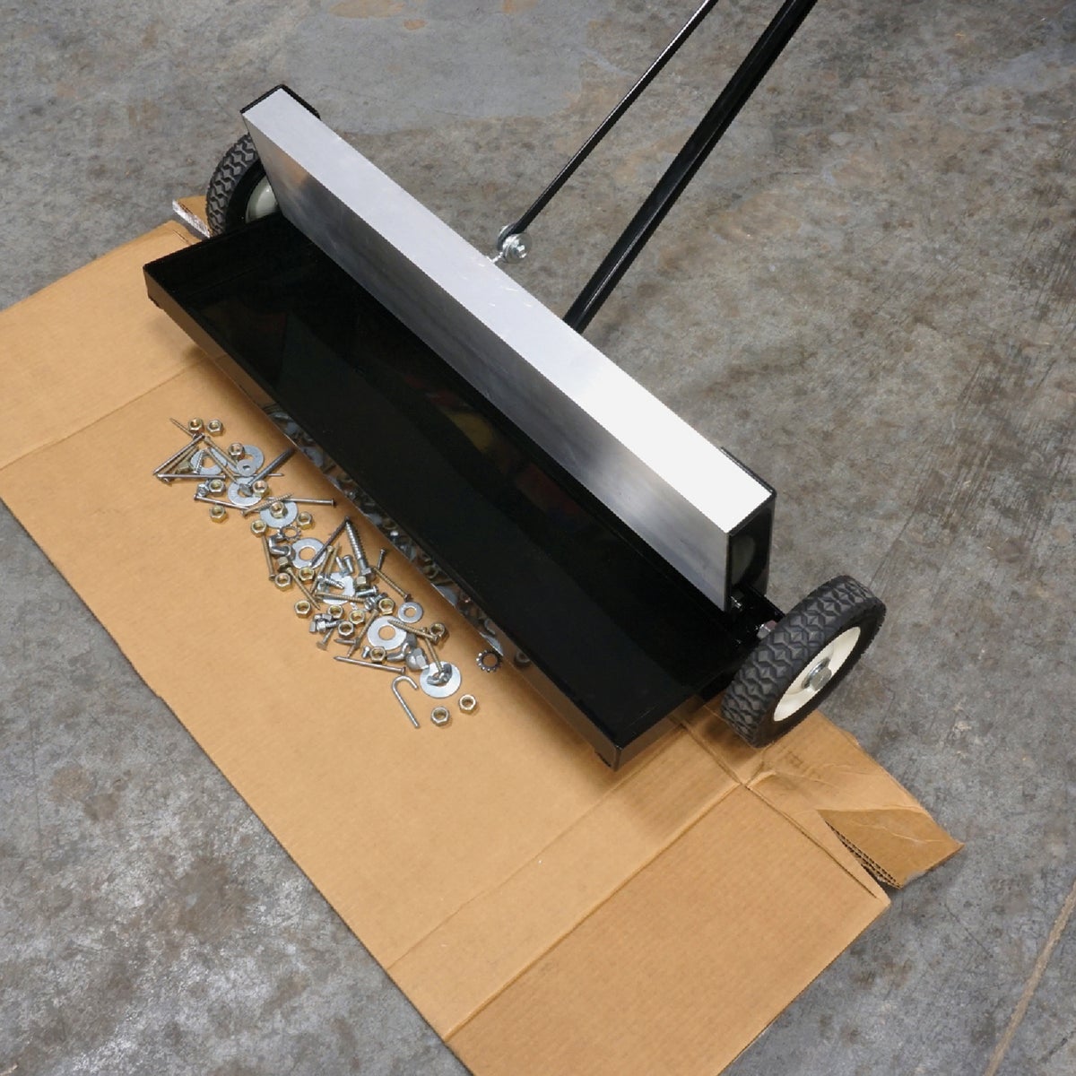Master Magnetics 24 in. Magnetic Floor Sweeper Image 4