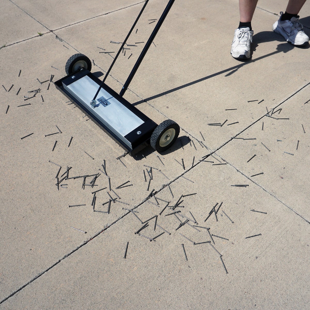 Master Magnetics 24 in. Magnetic Floor Sweeper Image 5