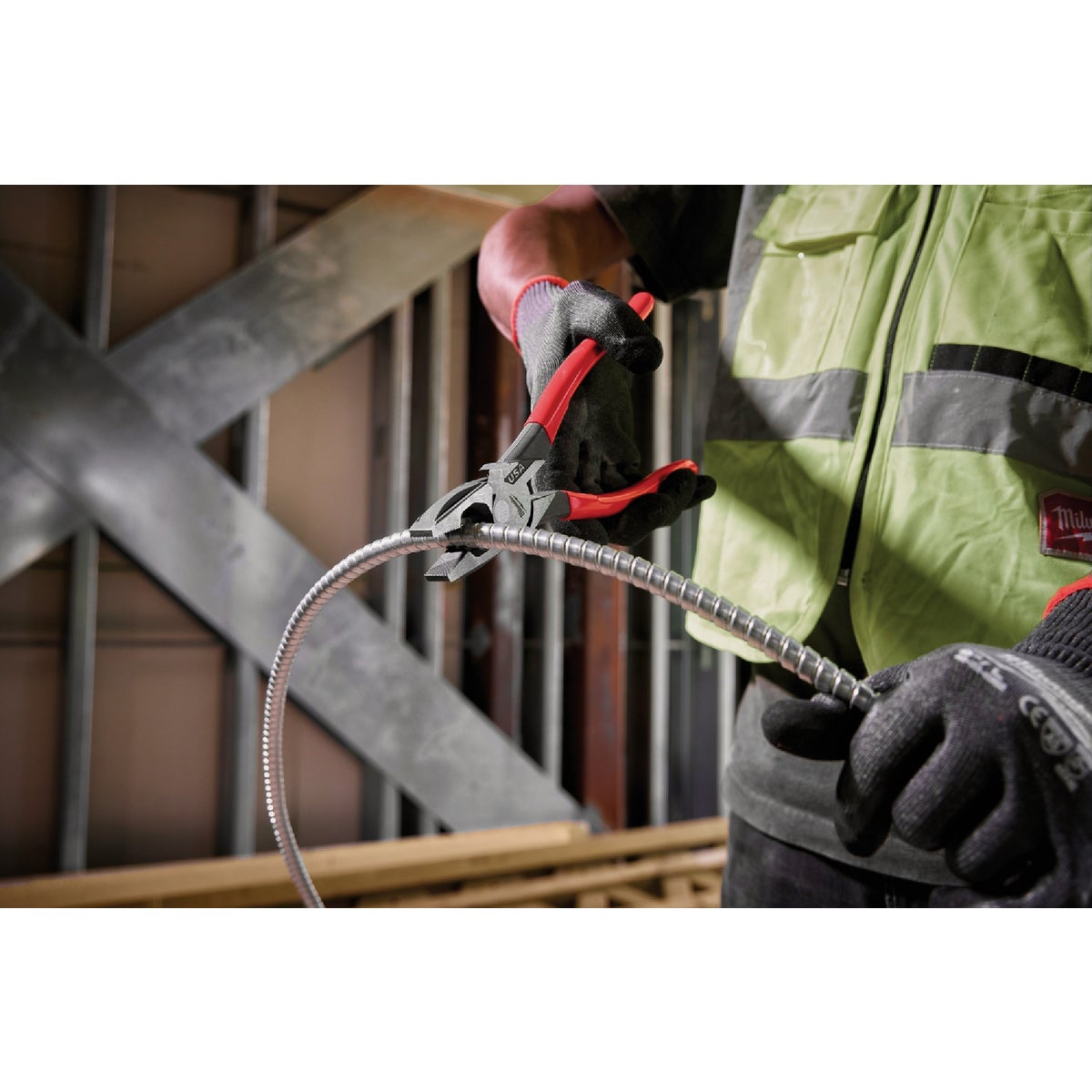 Milwaukee 9 In. Dipped Grip Linesman Pliers Image 3
