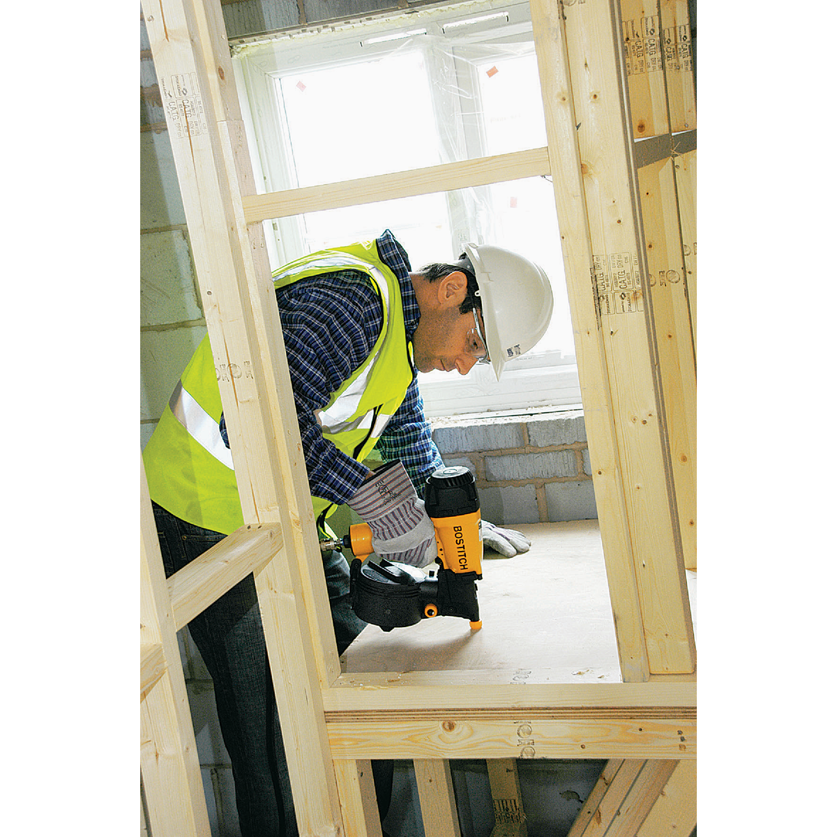 Bostitch 15 Degree 2-1/2 In. Coil Siding Nailer Image 2