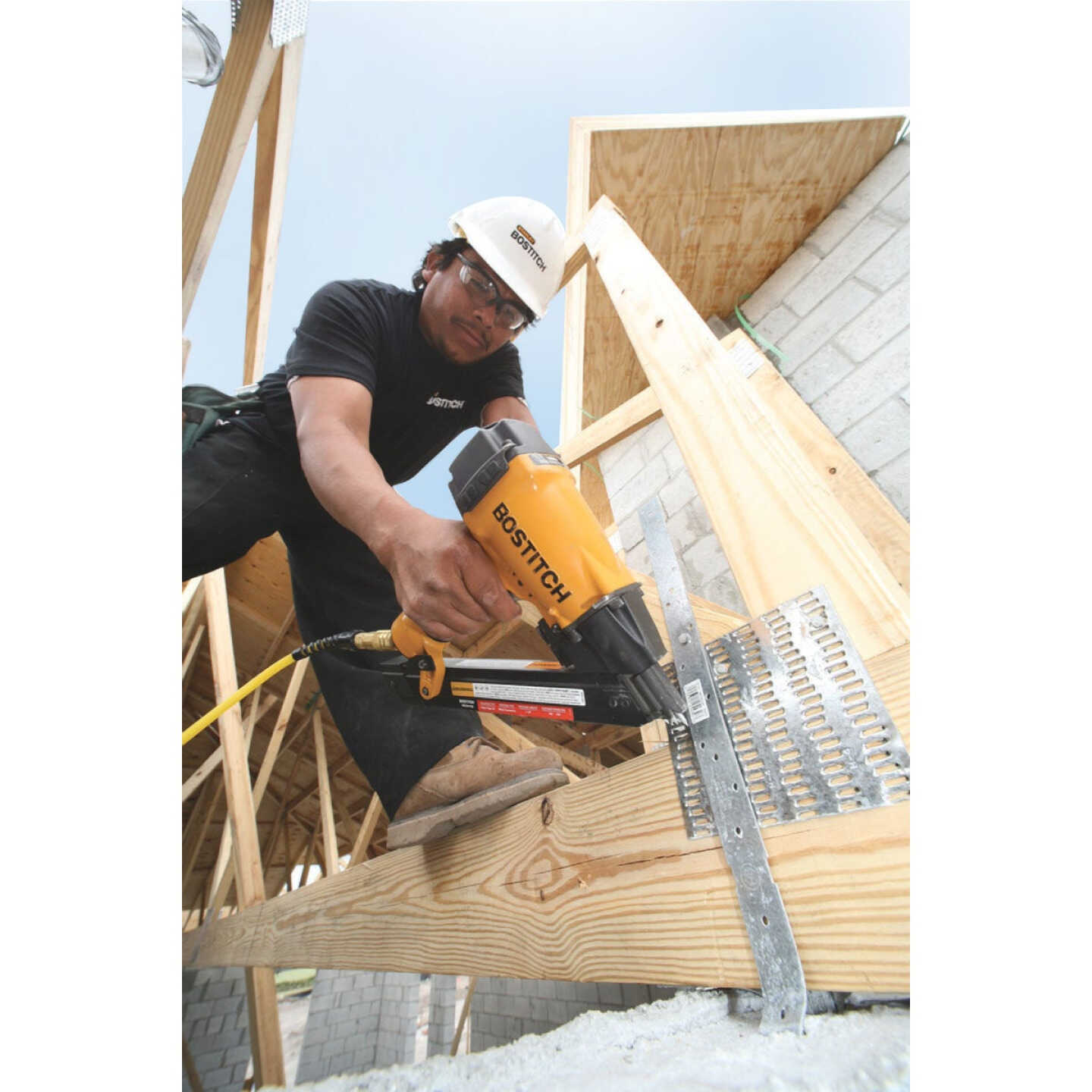 Bostitch 35 Degree 1-1/2 In. Paper Tape Strapshot Metal Connector Framing Nailer with Short Magazine Image 3