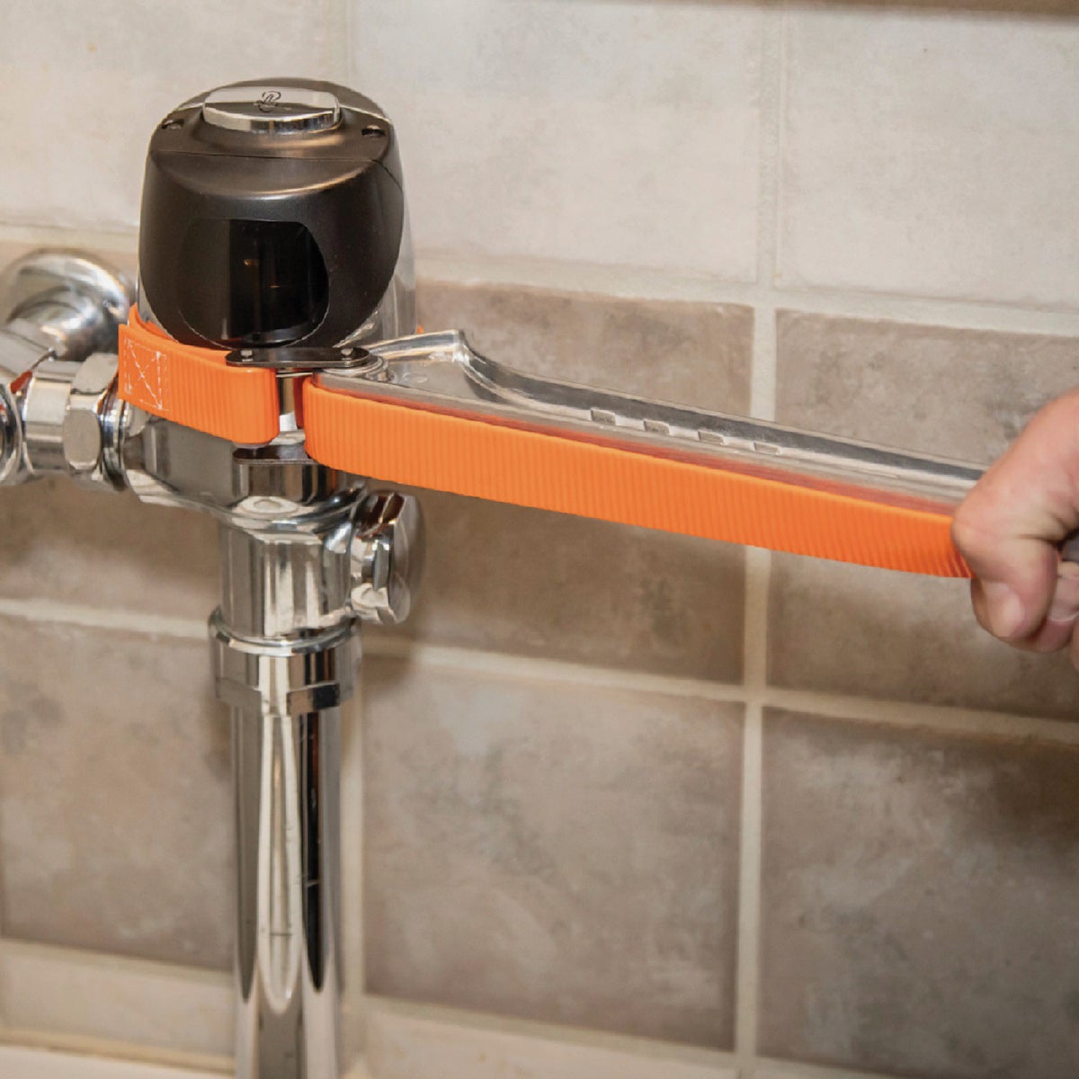 Klein Grip-It 1-1/2 In. to 5 In. Strap Wrench with 12 In. Handle Image 3