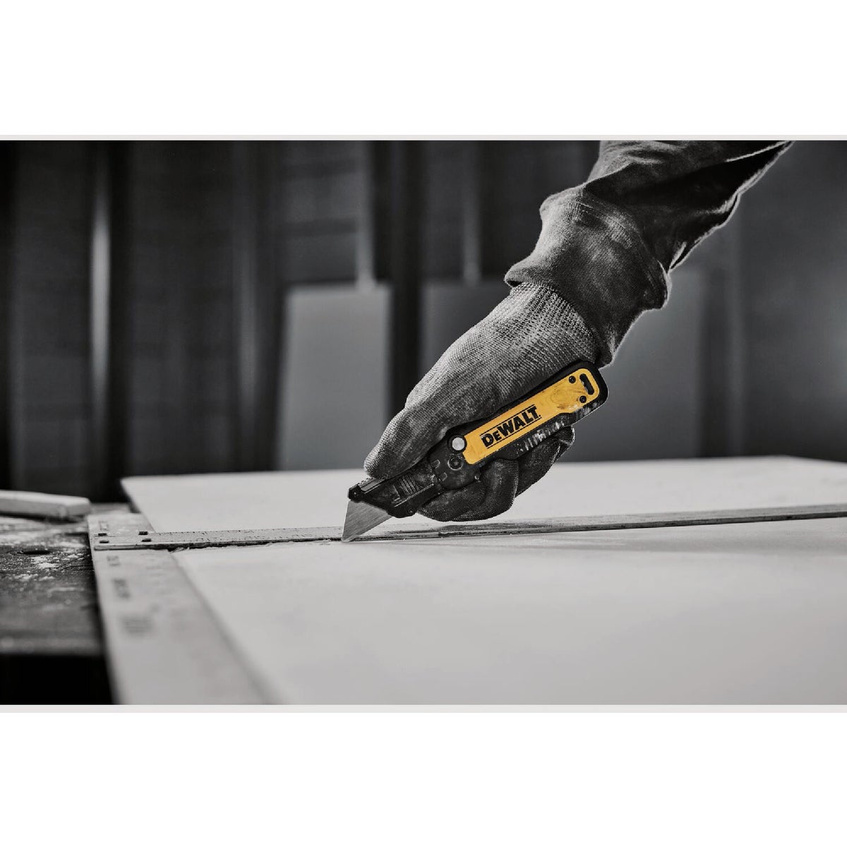 DEWALT Push & Flip Folding Utility Knife Image 9