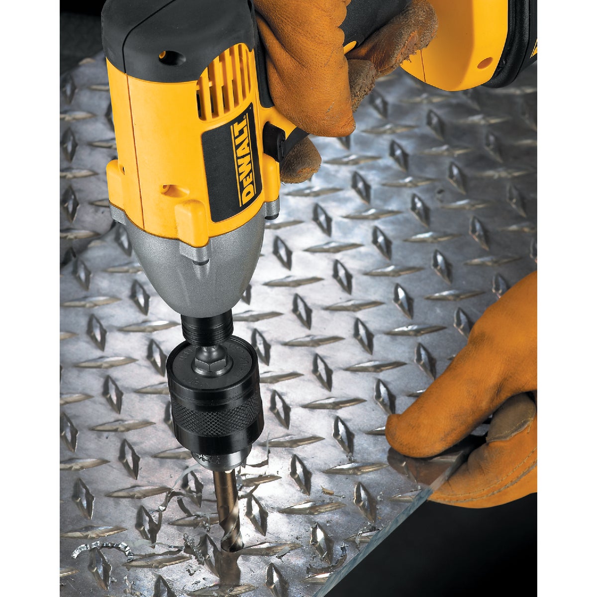 DEWALT 1/4 In. Quick Connect to 3/8 In. Keyless Impact Chuck Adapter Image 6