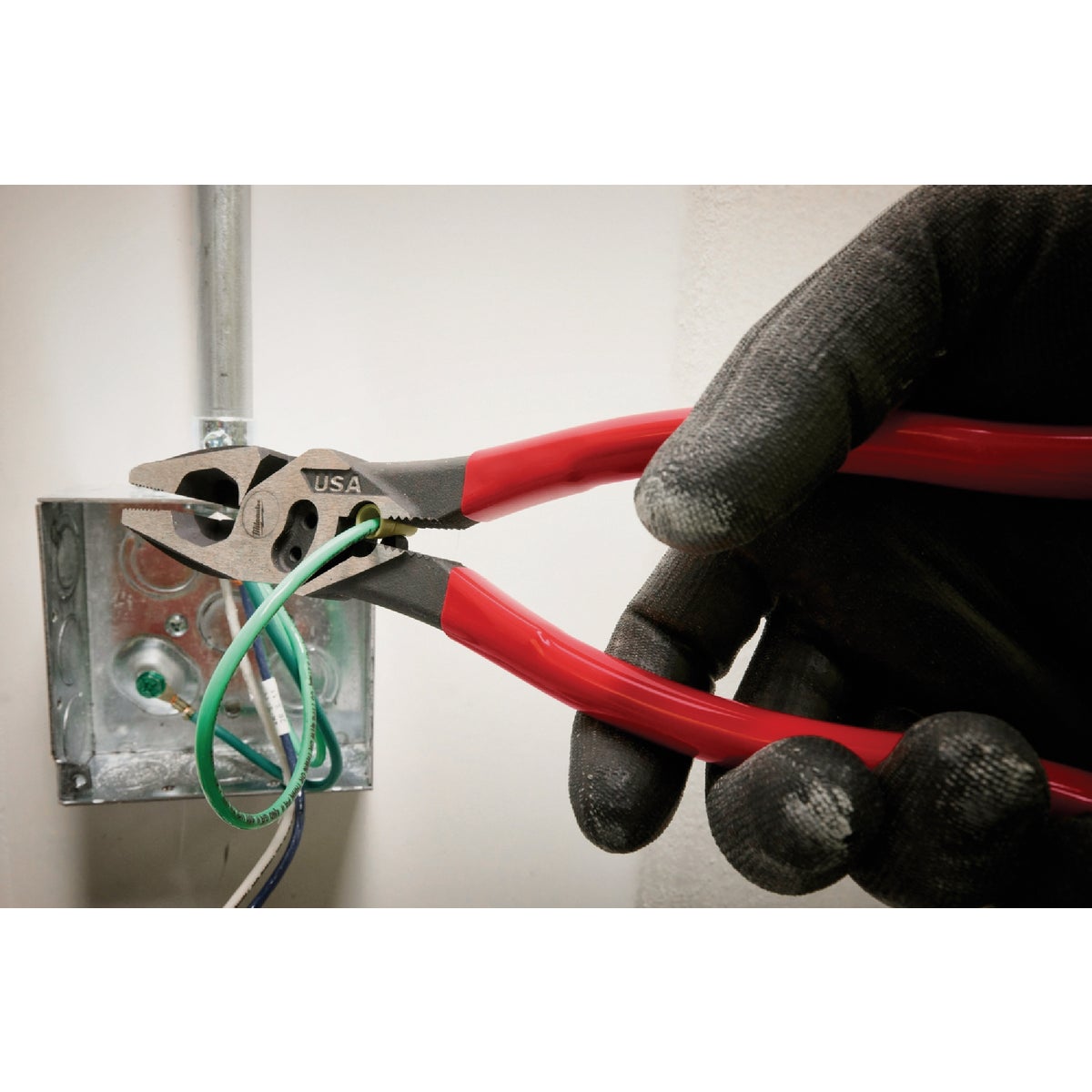 Milwaukee 9 In. Dipped Grip Linesman Pliers with Crimper and Bolt Cutter Image 5