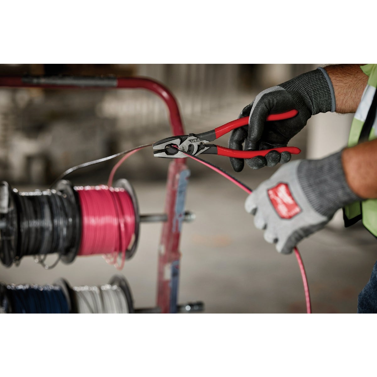 Milwaukee 9 In. Dipped Grip Linesman Pliers with Crimper and Bolt Cutter Image 4