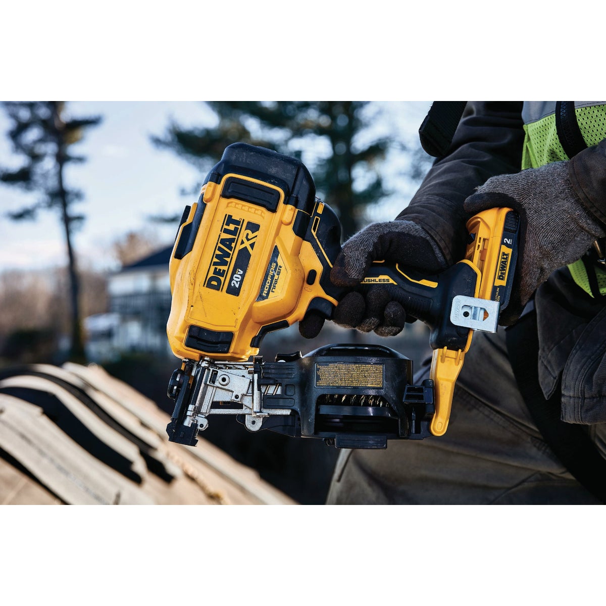 DEWALT 20V MAX 15 Degree Cordless Coil Roofing Nailer (Tool Only) Image 2