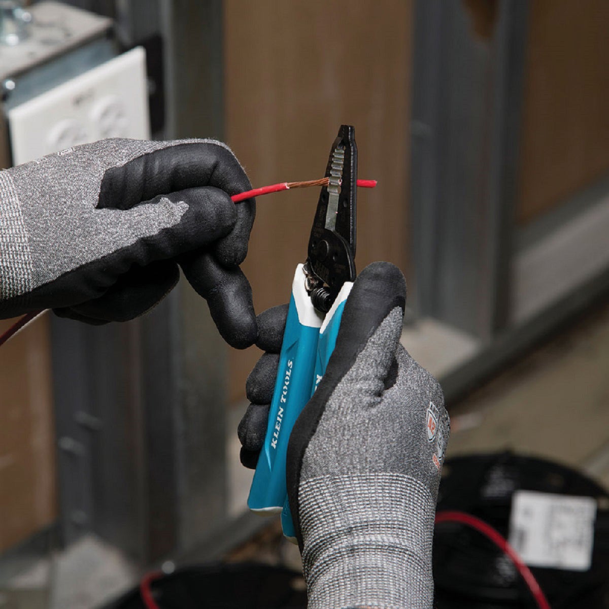 Klein 7.4 In. 8 to 18 AWG Solid, 10 to 20 Stranded Wire Stripper Image 5