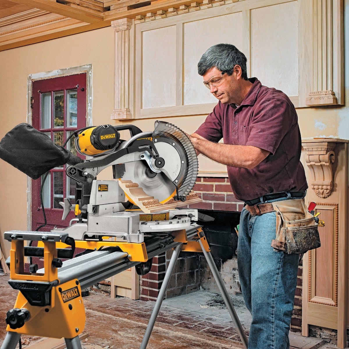 DEWALT 12 In. 15-Amp Dual-Bevel Compound Miter Saw Image 4