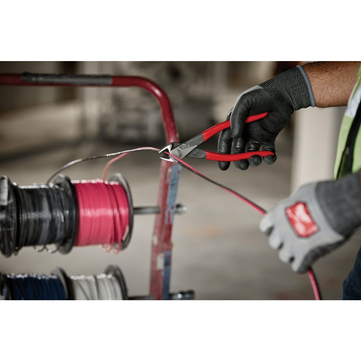 Milwaukee 6 In. Dipped Grip Diagonal Cutting Pliers Image 3
