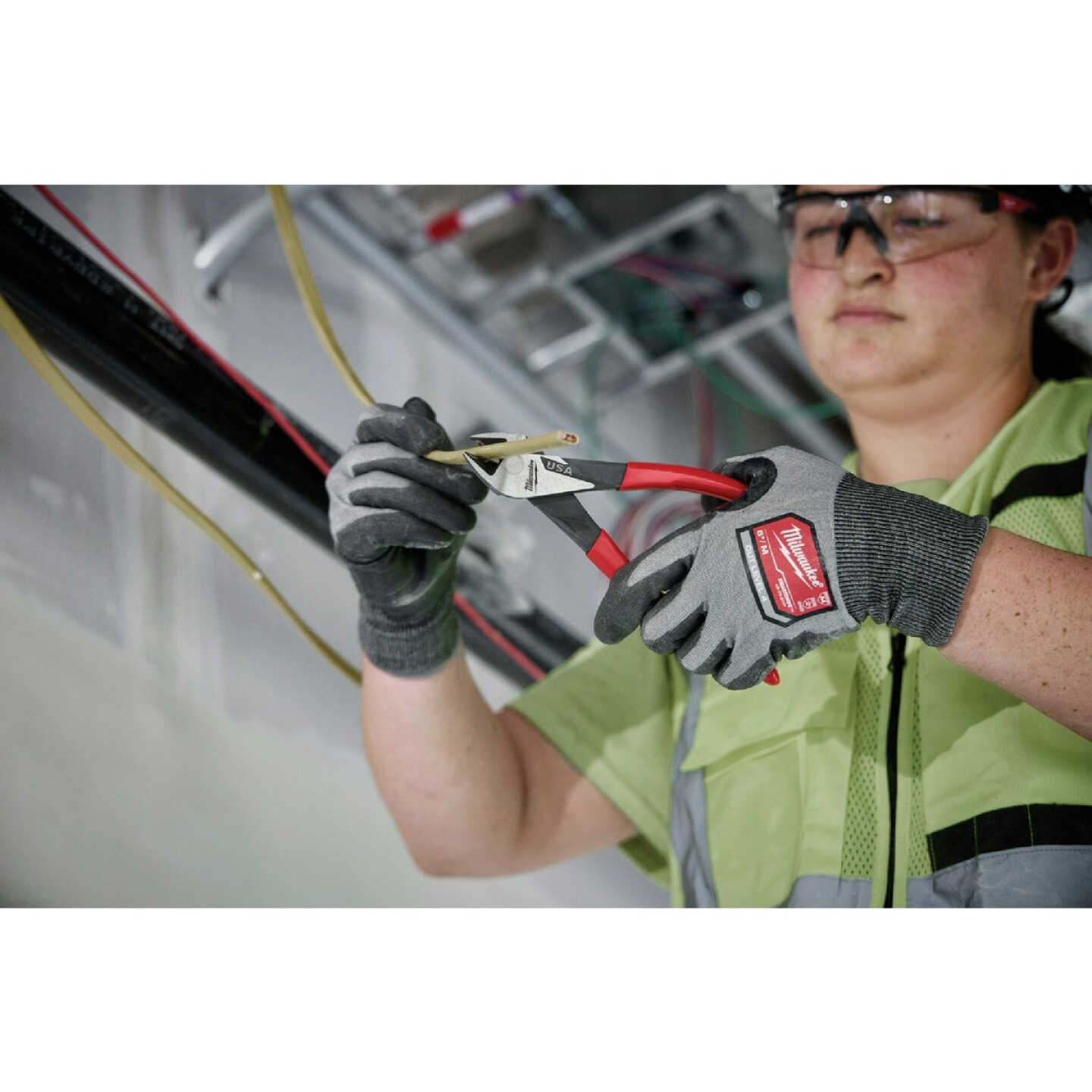Milwaukee 7 In. Dipped Grip Diagonal Cutting Pliers Image 5
