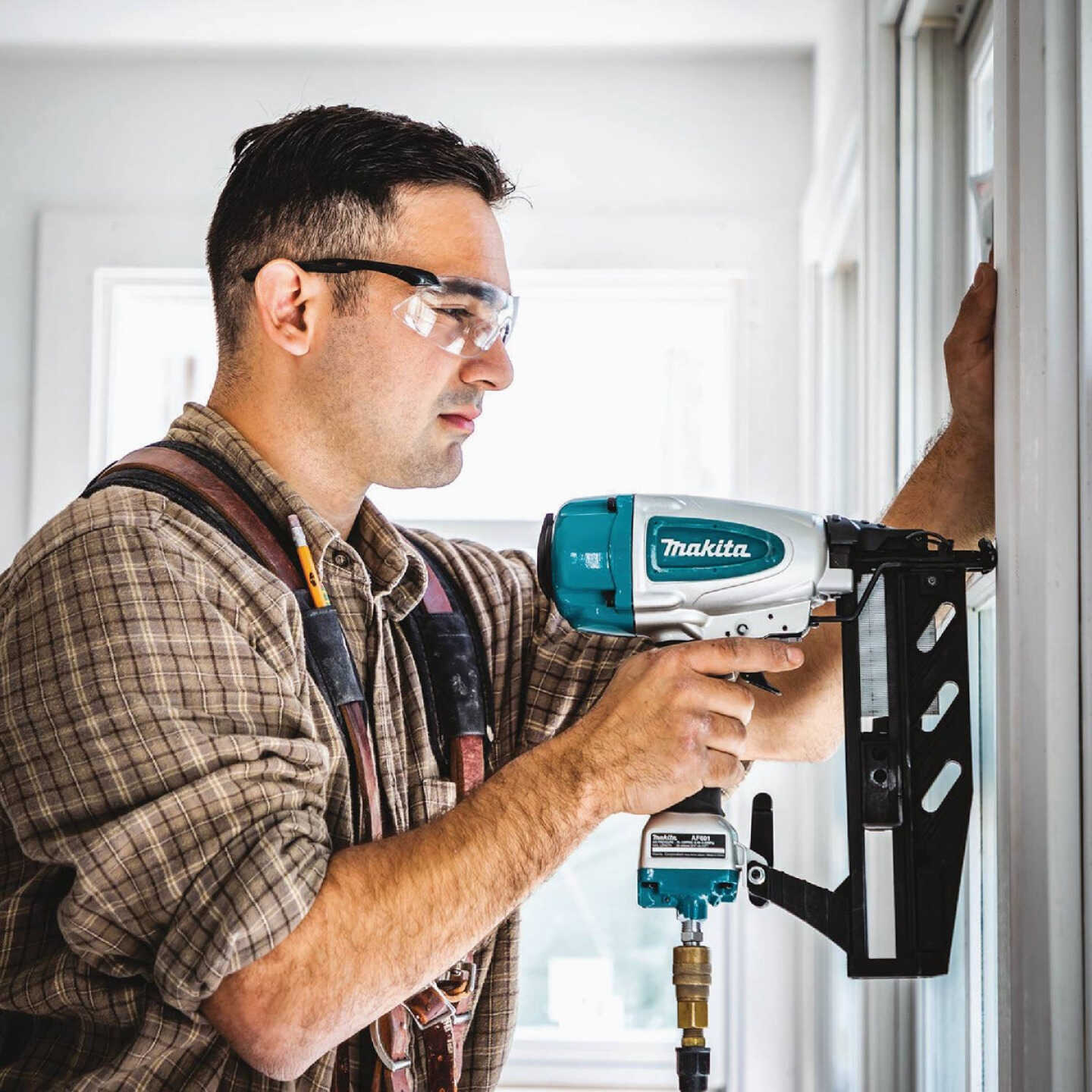 Makita 16-Gauge 2-1/2 In. Straight Finish Nailer Image 2