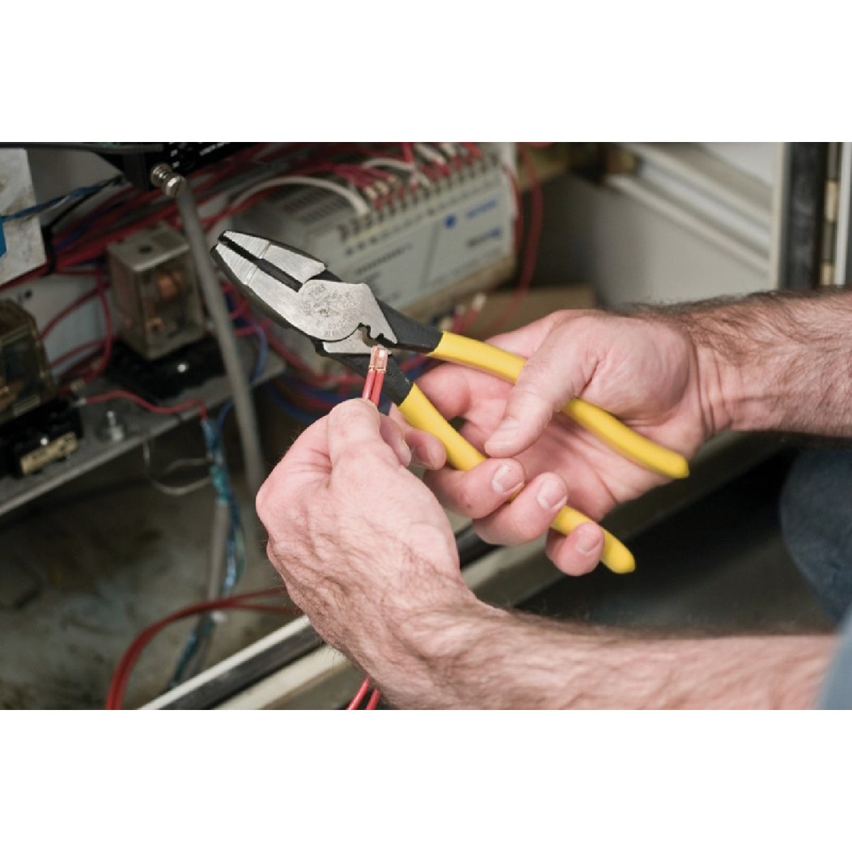 Klein 9 In. Journeyman High-Leverage Linesman Pliers with Crimping Die Image 4