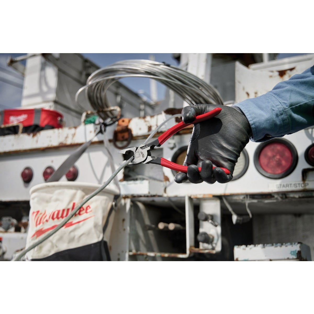 Milwaukee 9 In. Dipped Grip Linesman Pliers with Thread Cleaner Image 6