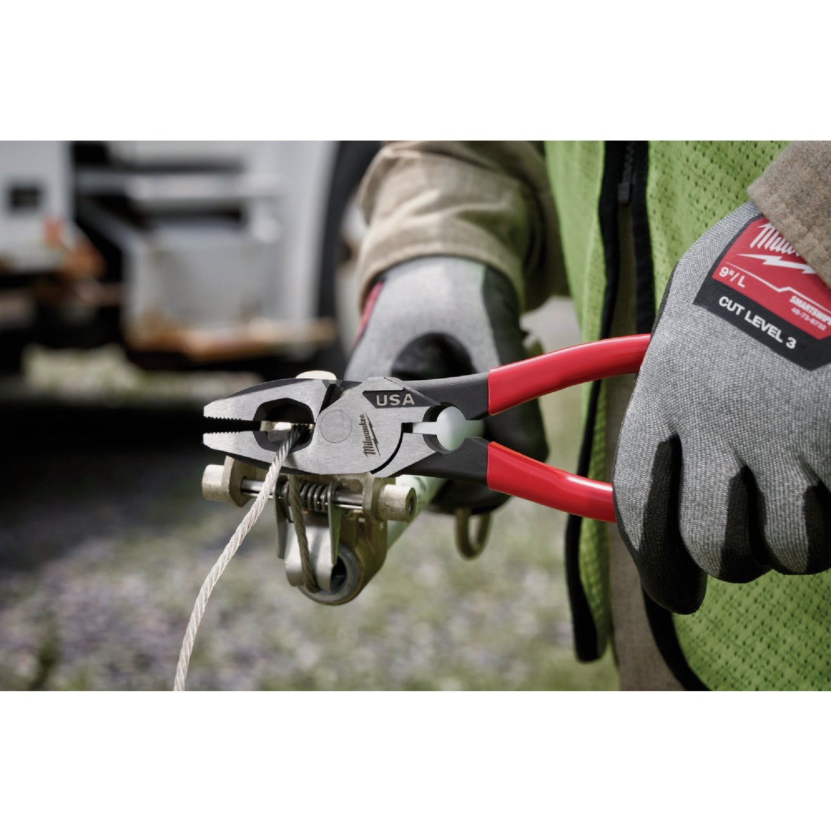 Milwaukee 9 In. Dipped Grip Linesman Pliers with Thread Cleaner Image 3