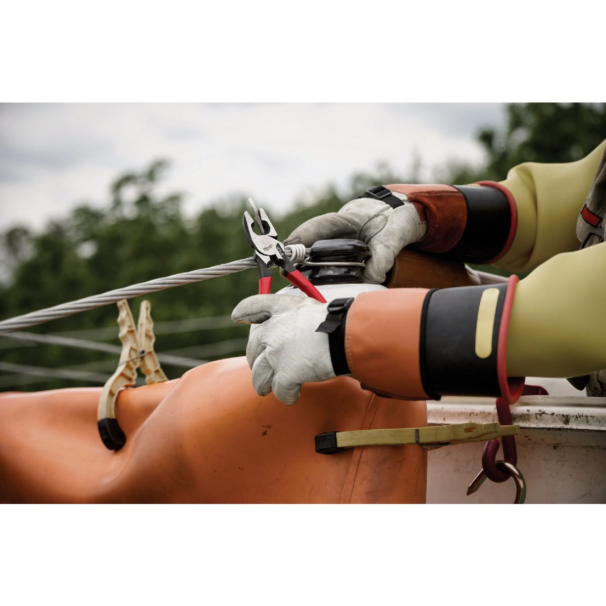 Milwaukee 9 In. Dipped Grip Linesman Pliers with Thread Cleaner Image 4