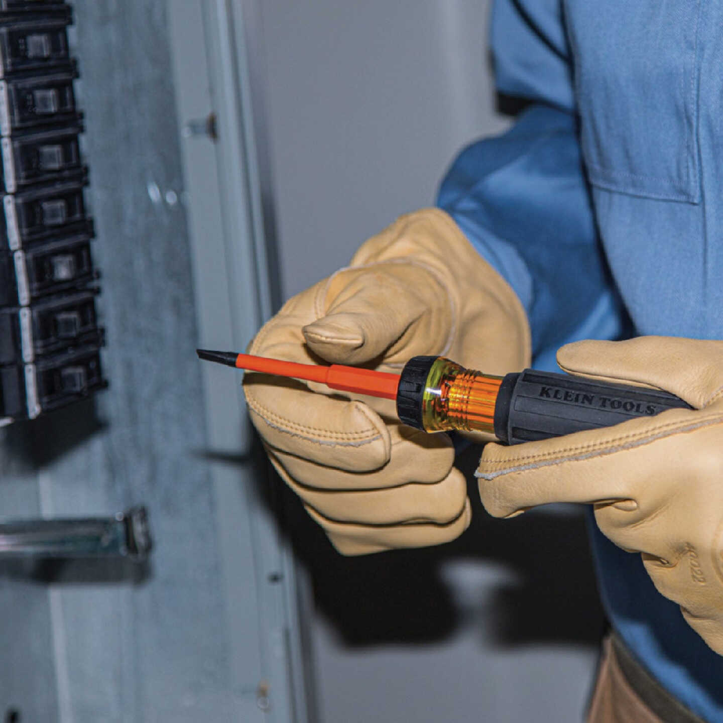 Klein 2-in-1 Flip-Blade Insulated Multi-Bit Screwdriver Image 4