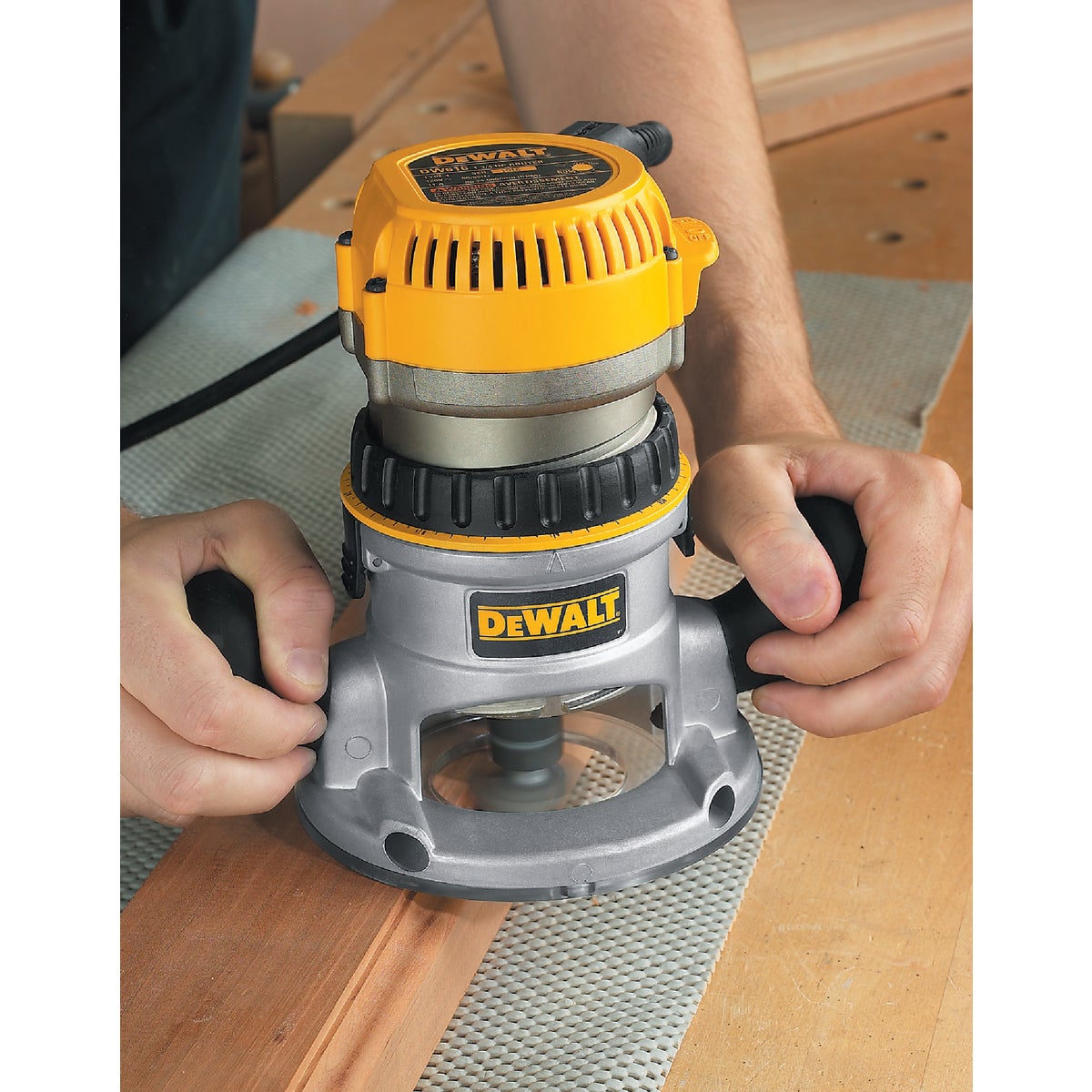 DEWALT 11-Amp 1.75 HP Fixed Based Router Image 2