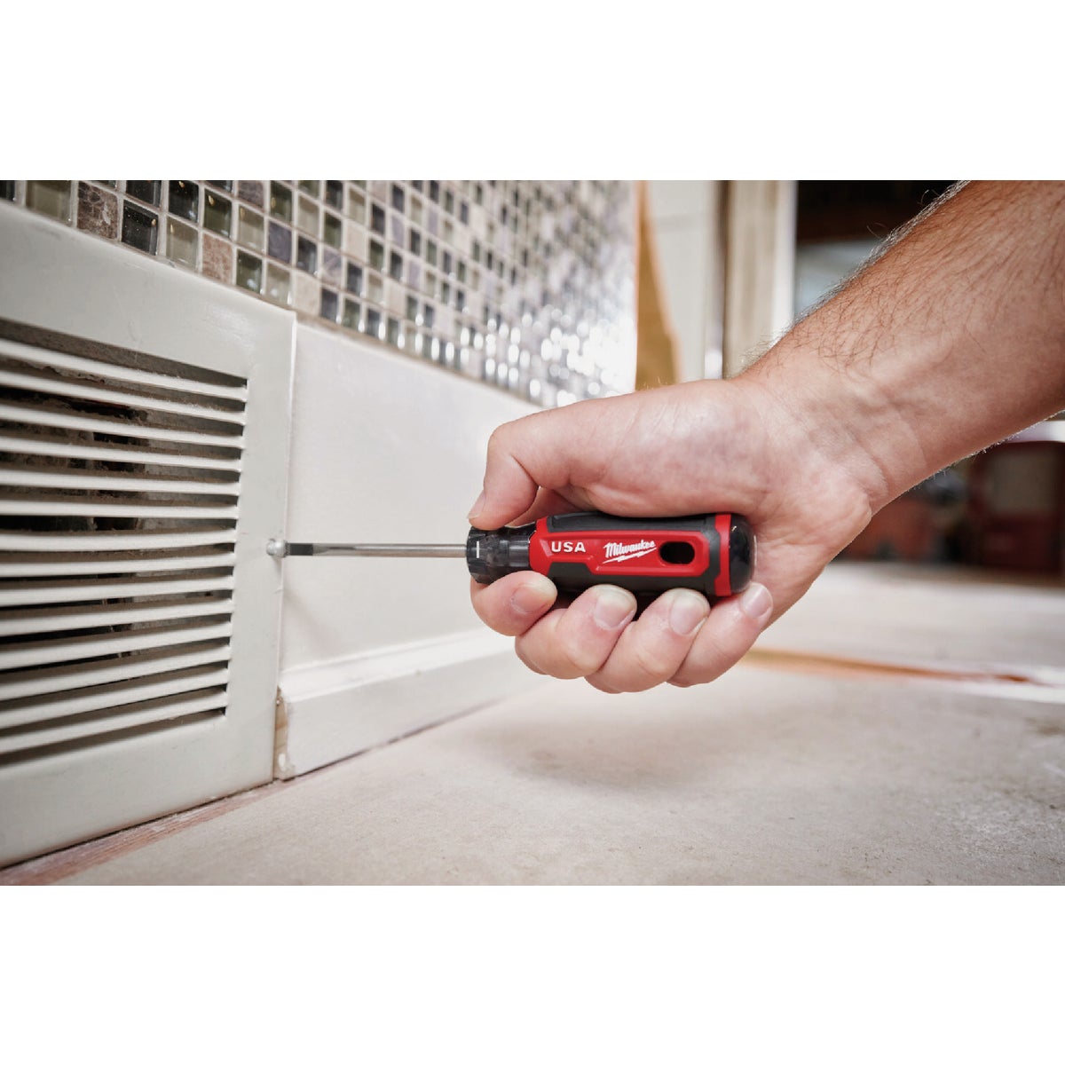 Milwaukee 3/16 In. x 8 In. Cushion Grip Cabinet Tip Slotted Screwdriver (USA) Image 4