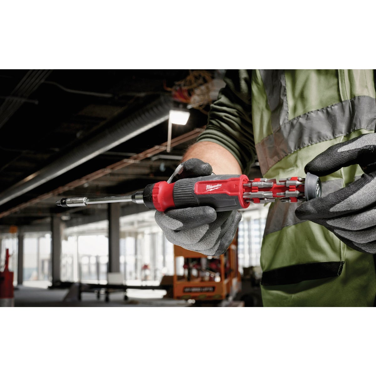 Milwaukee 27-in-1 Multi-Bit Ratcheting Screwdriver Image 4
