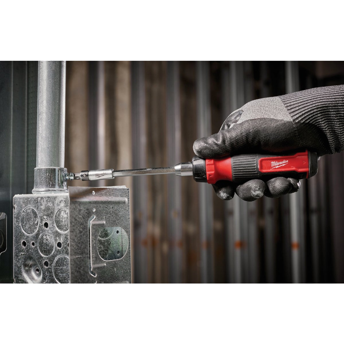 Milwaukee 27-in-1 Multi-Bit Ratcheting Screwdriver Image 5