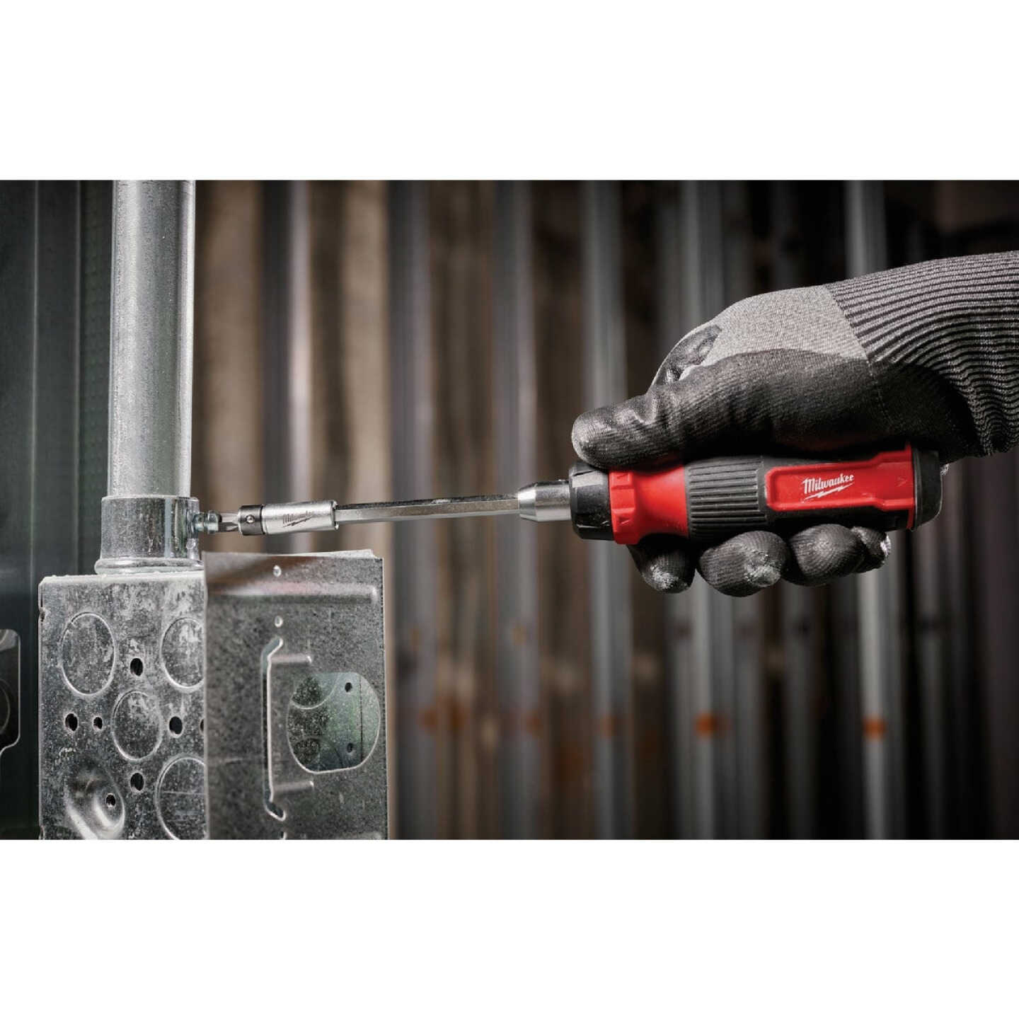 Milwaukee 27-in-1 Multi-Bit Ratcheting Screwdriver Image 5