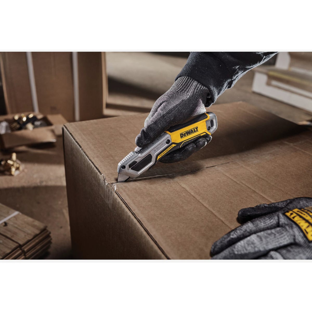 DEWALT TOUGHSERIES Retractable Utility Knife Image 9