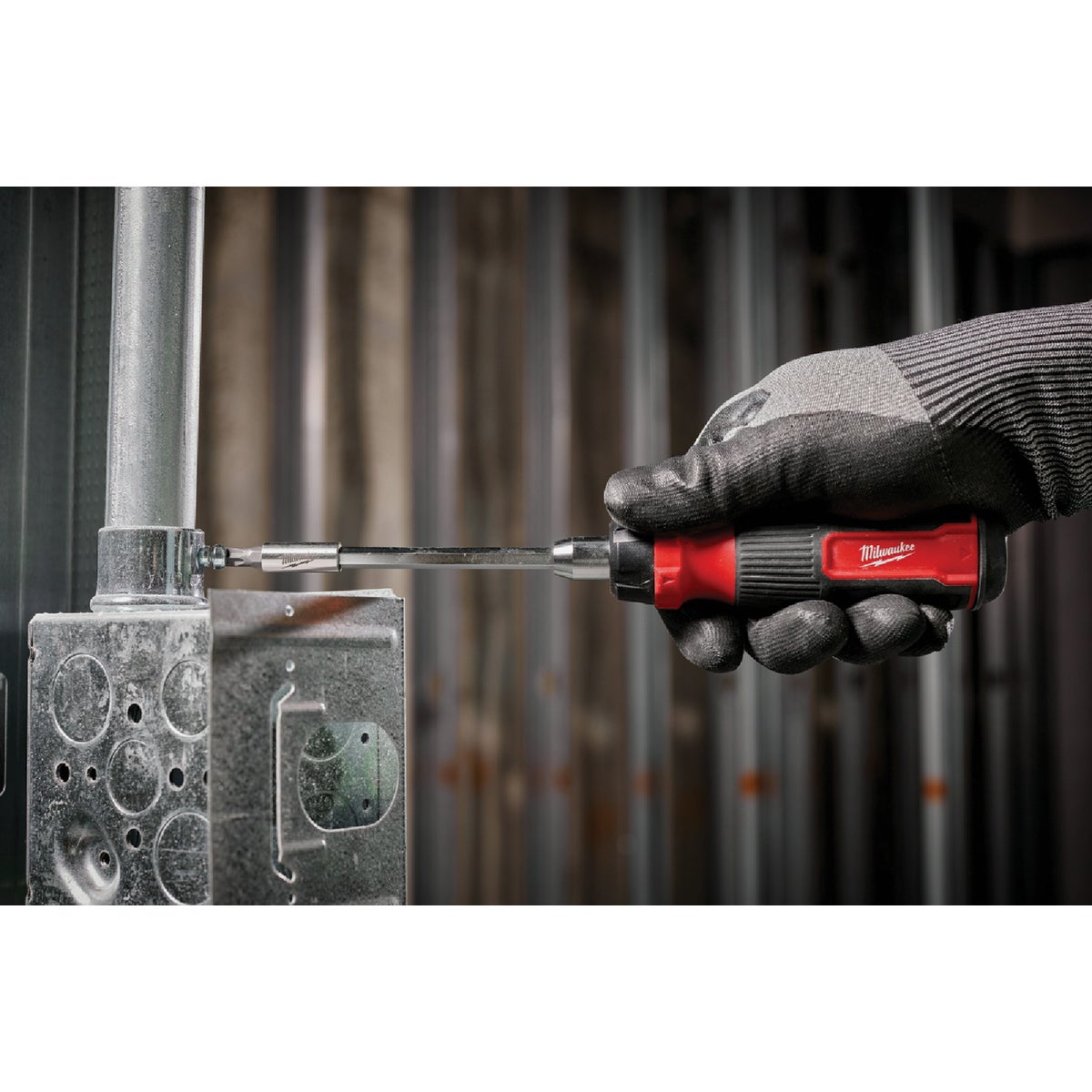 Milwaukee 14-in-1 Ratcheting Multi-Bit Driver Image 5