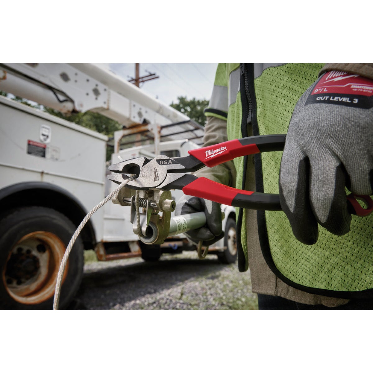 Milwaukee 9 In. Comfort Grip Linesman Pliers Image 5