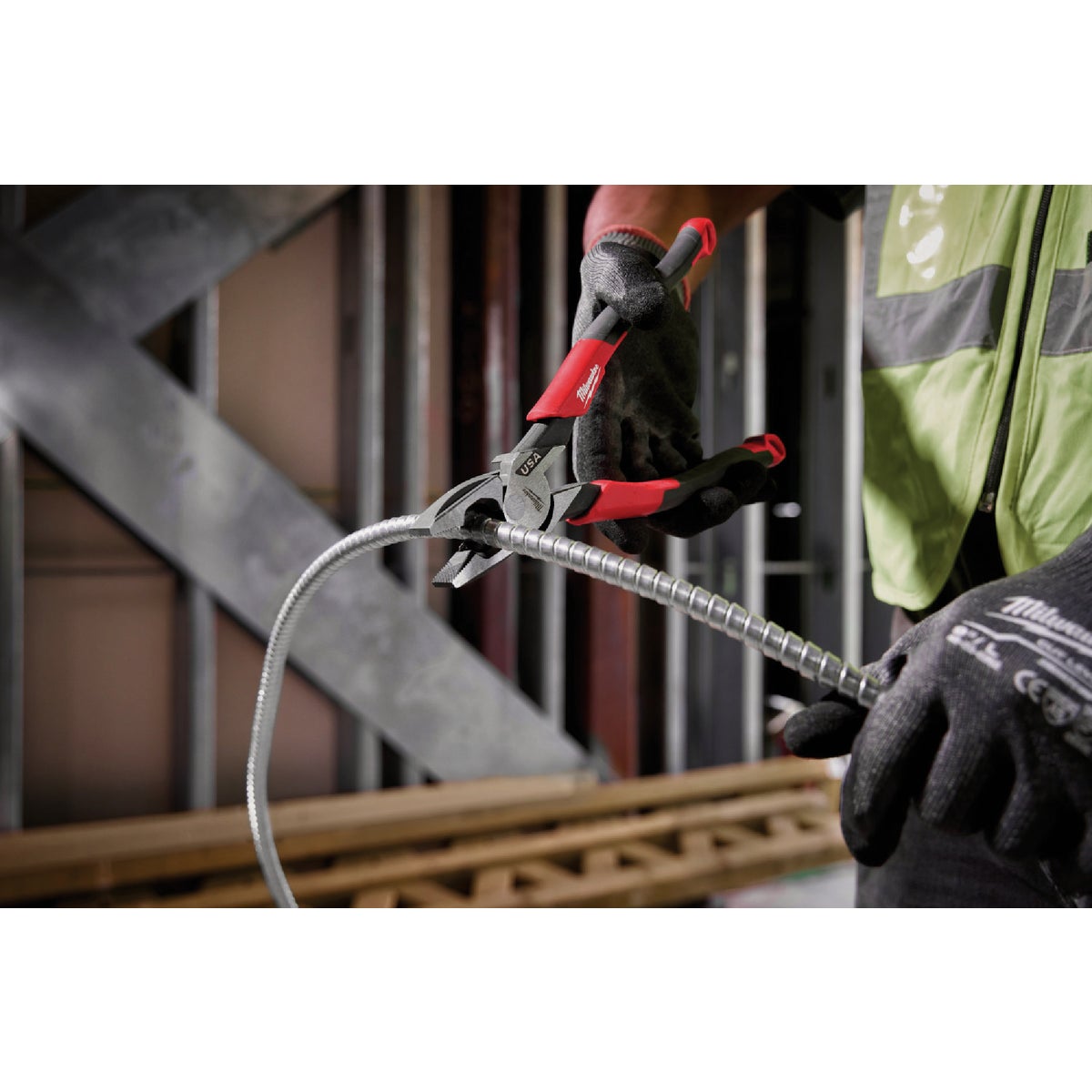 Milwaukee 9 In. Comfort Grip Linesman Pliers Image 4