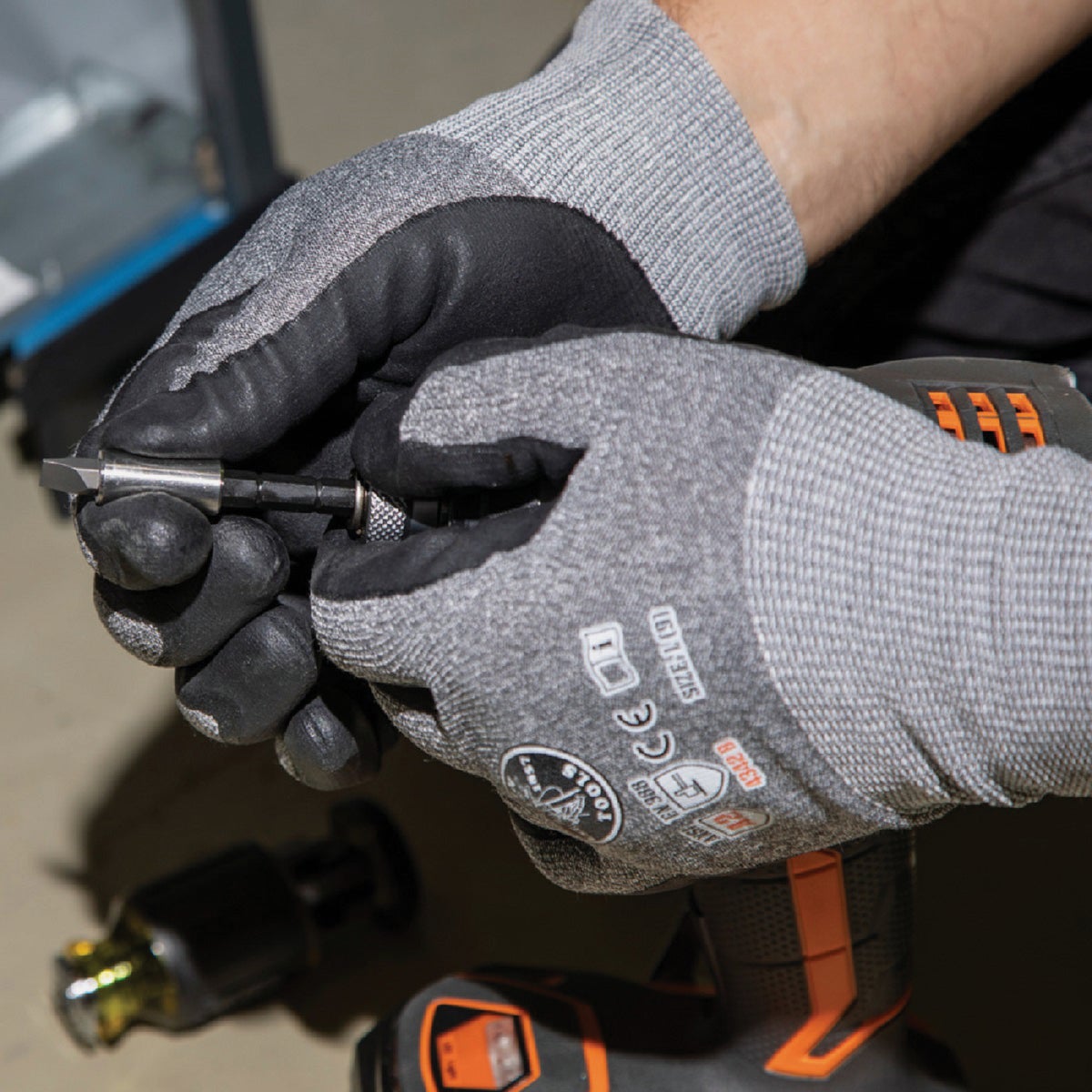 Klein 8-in-1 Stubby Adjustable Length Multi-Bit Screwdriver Image 3