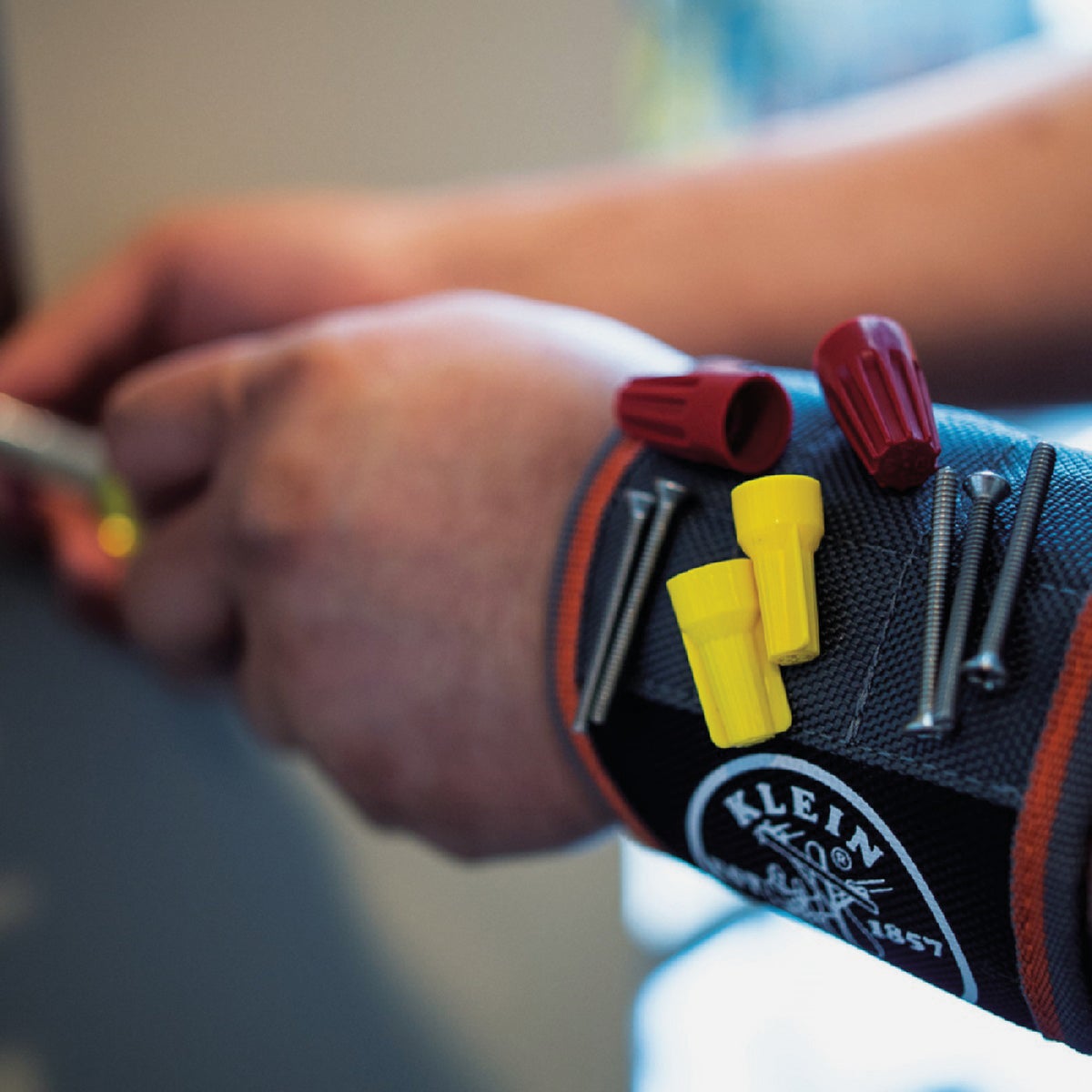 Klein Tradesman Pro Magnetic Wristband Image 6