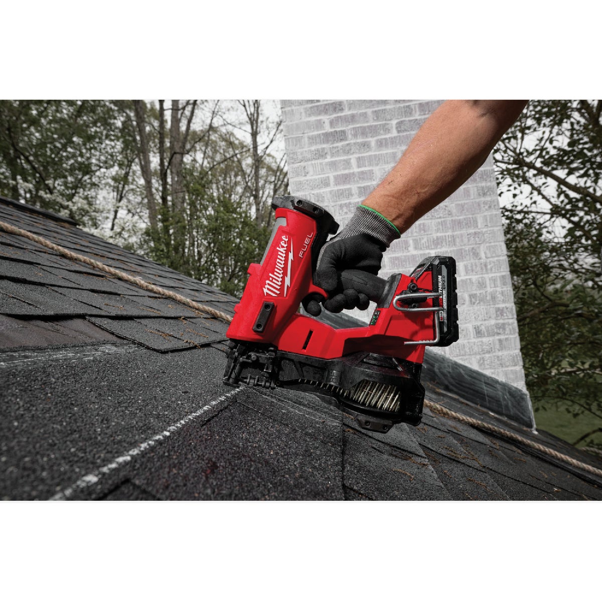 Milwaukee M18 FUEL Brushless Cordless Coil Roofing Nailer Kit with 3.0 Ah Battery & Charger Image 9