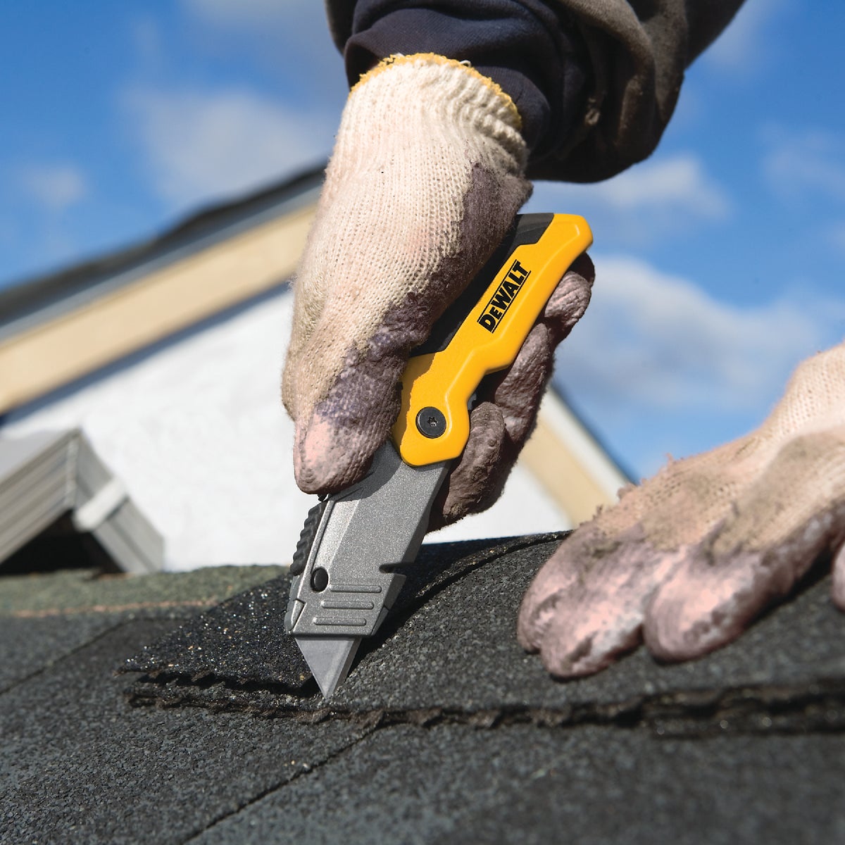 DEWALT Retractable Folding Utility Knife Image 2